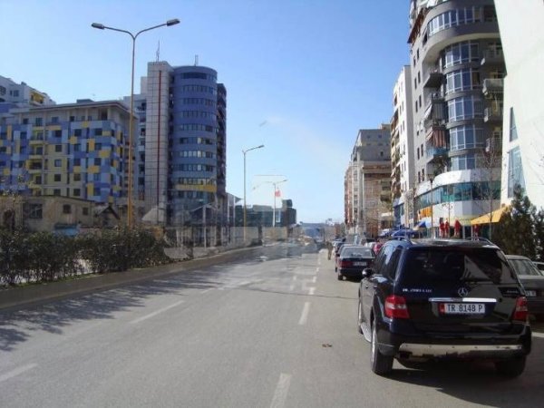 Tirane, jepet me qera dyqan Kati 0, 48 m² 800 € (Ish Parku i Autobuzave)