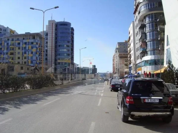 Tirane, jepet me qera dyqan Kati 0, 48 m² 800 € (Ish Parku i Autobuzave)