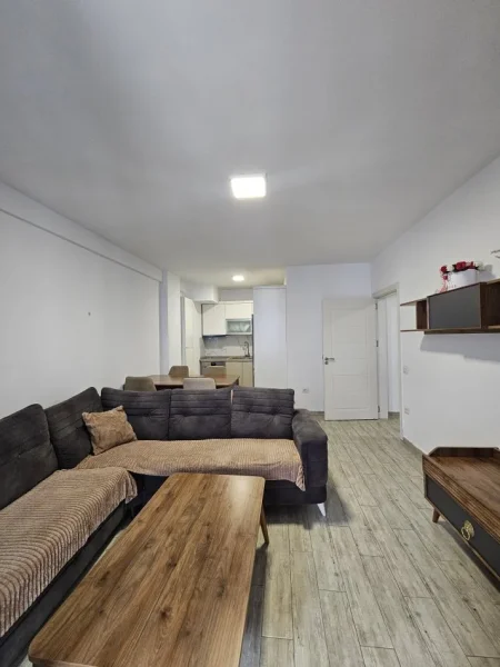 Tirane, jepet me qera apartament Kati 5, 70 m² 500 € (5 maj)