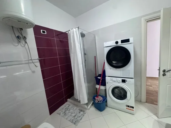 Tirane, jepet me qera Vile 3+1 Kati 2, 110 m² 650 € (Akademia e policise, Sauk)