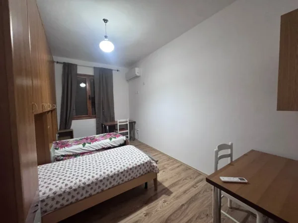 Tirane, jepet me qera Vile 3+1 Kati 2, 110 m² 650 € (Akademia e policise, Sauk)