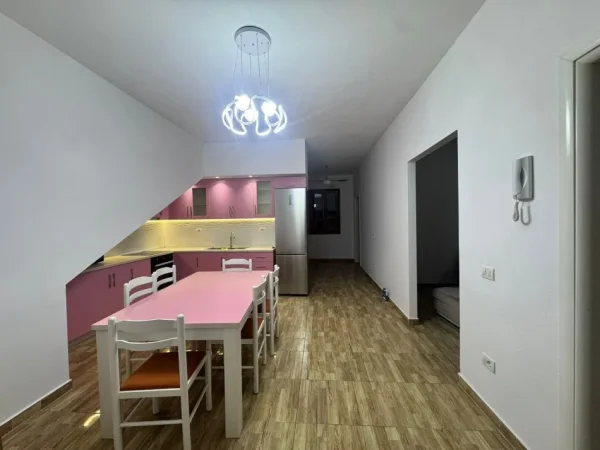 Tirane, jepet me qera Vile 3+1 Kati 2, 110 m² 650 € (Akademia e policise, Sauk)