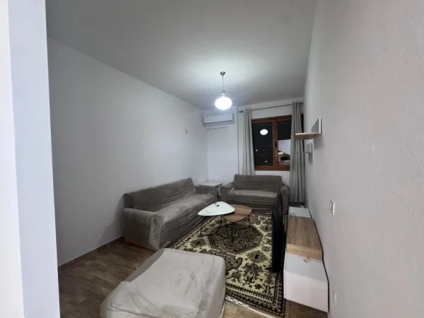 Tirane, jepet me qera Vile 3+1 Kati 2, 110 m² 650 € (Akademia e policise, Sauk)