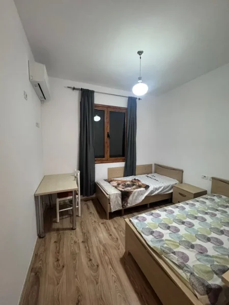 Tirane, jepet me qera Vile 3+1 Kati 2, 110 m² 650 € (Akademia e policise, Sauk)