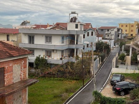 Qera, Ambient, Kodra e Priftit