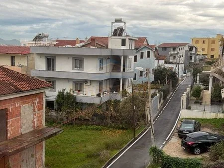 Qera, Ambient, Kodra e Priftit