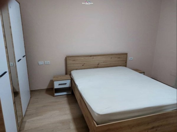 Tirane, jepet me qera apartament 2+1 Kati 4, 70 m² 725 € (Rruga Muhamet Gjollesha)