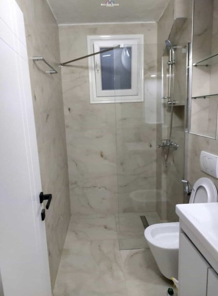 Tirane, jepet me qera apartament 2+1 Kati 4, 70 m² 725 € (Rruga Muhamet Gjollesha)