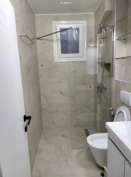 Tirane, jepet me qera apartament 2+1 Kati 4, 70 m² 725 € (Rruga Muhamet Gjollesha)
