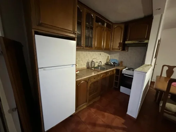 Tirane, jepet me qera apartament 3+1+Ballkon Kati 4, 100 m² 550 (Rruga e Barrikadave)