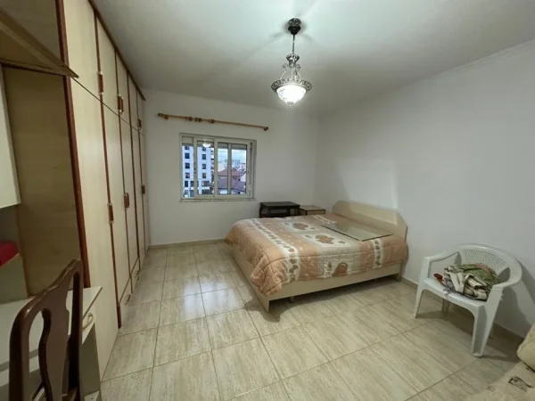 Tirane, jepet me qera apartament 3+1+Ballkon Kati 4, 100 m² 550 (Rruga e Barrikadave)