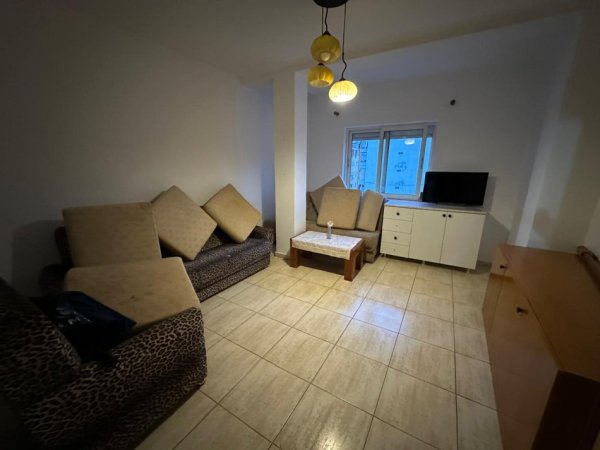 Tirane, jepet me qera apartament 3+1+Ballkon Kati 4, 100 m² 550 (Rruga e Barrikadave)