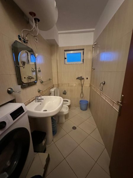 Tirane, jepet me qera apartament 3+1+Ballkon Kati 4, 100 m² 550 (Rruga e Barrikadave)