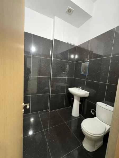 Jepet me qera ambjent biznesi Kati 0, 326 m² 2.000 € (Rruga Teodor Keko)