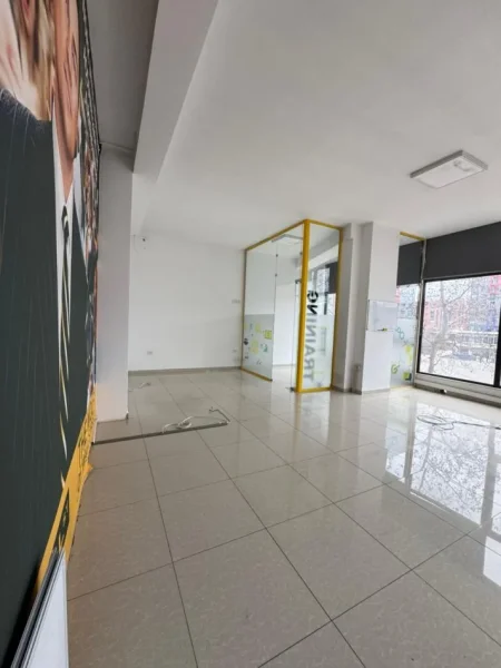 Jepet me qera ambjent biznesi Kati 0, 326 m² 2.000 € (Rruga Teodor Keko)