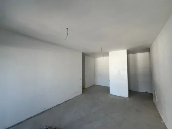 Tirane, shitet apartament 2+1+Ballkon Kati8 169.000 € (Rruga 5 Maj)