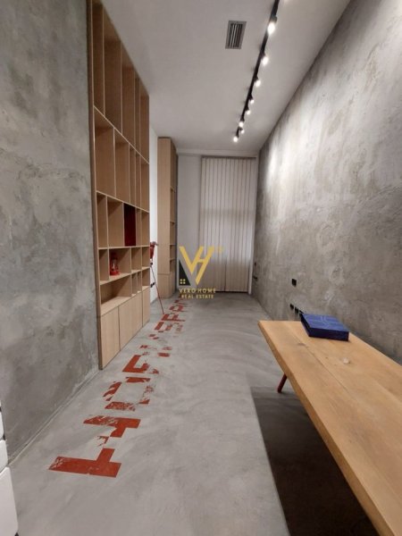 Tirane, jepet me qera zyre Kati 1, 45 m² 450 € (RRUGA E BARRIKADAVE)