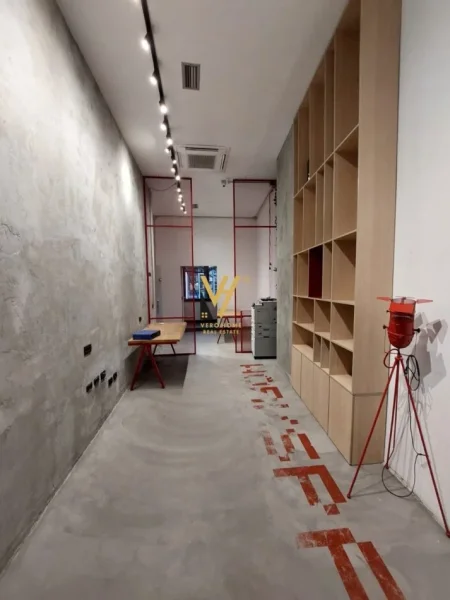 Tirane, jepet me qera zyre Kati 1, 45 m² 450 € (RRUGA E BARRIKADAVE)