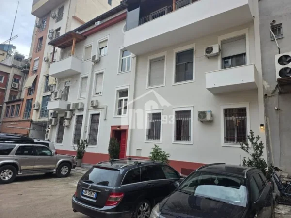 Tirane, jepet me qera ambient biznesi , 322 m² 5.000 € (NË QENDËR TË BLLOKUT)