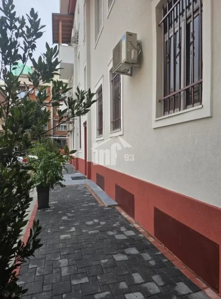 Tirane, jepet me qera ambient biznesi , 322 m² 5.000 € (NË QENDËR TË BLLOKUT)