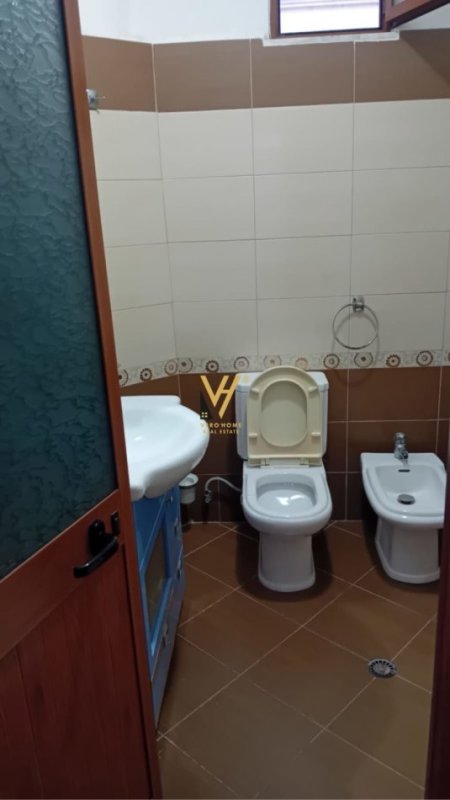 Tirane, jepet me qera apartament 2+1+Ballkon Kati 3, 100 m² 400 € (SAUK)