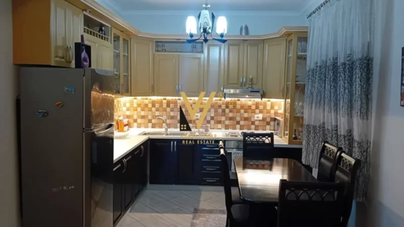 Tirane, jepet me qera apartament 2+1+Ballkon Kati 3, 100 m² 400 € (SAUK)