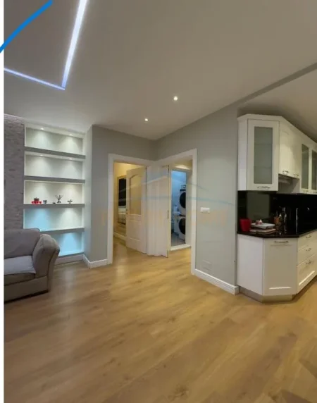 Tirane, jepet me qera apartament 2+1+Ballkon Kati 4, 116 m² 1.200 € (Qender)