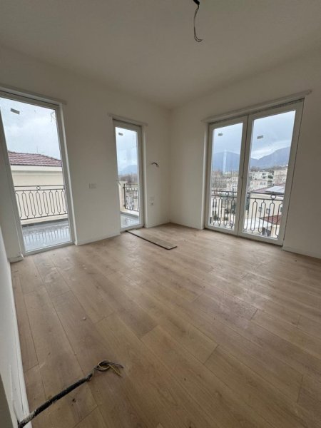Tirane, shitet apartament 3 Katshe , 907 m² (Collina Verde)