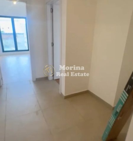 Tirane, jepet me qera apartament 2+1+Ballkon Kati 3, 108 m² 600 € (Rruga Barrikadave)