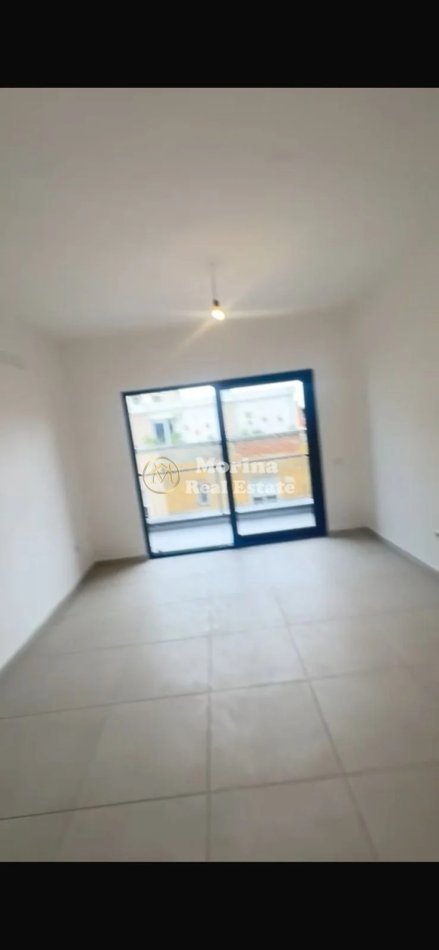 Tirane, jepet me qera apartament 2+1+Ballkon Kati 3, 108 m² 600 € (Rruga Barrikadave)