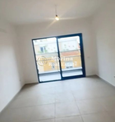 Tirane, jepet me qera apartament 2+1+Ballkon Kati 3, 108 m² 600 € (Rruga Barrikadave)