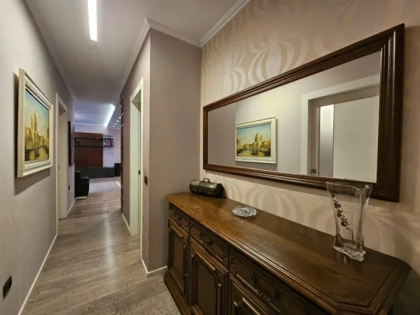Tirane, shitet apartament 3+1+Aneks+Ballkon Kati 8, 140 m² 299.900 €