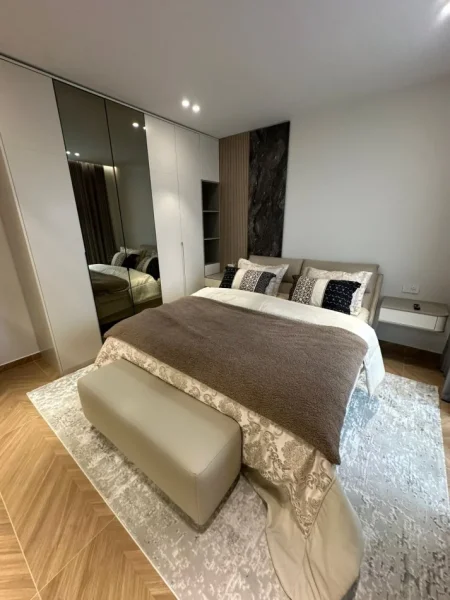 Tirane, jepet me qera Vile 4+1 Kati 1, 240 m² 3.800 € (Vila Roses, Farke)