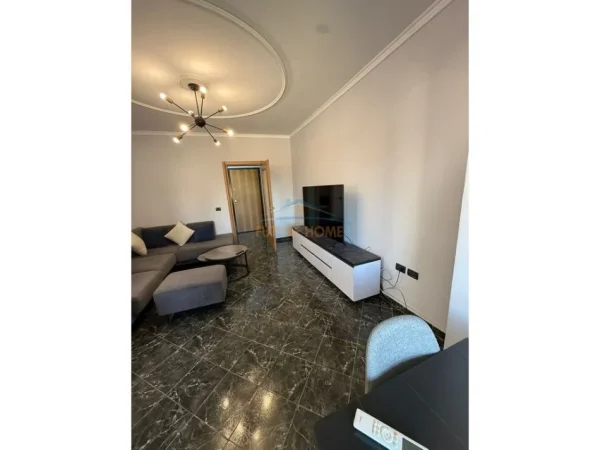 Tirane, jepet me qera apartament 2+1+2+Ballkon Kati 5, 110 m² 750 € (Rruga e Elbasanit)
