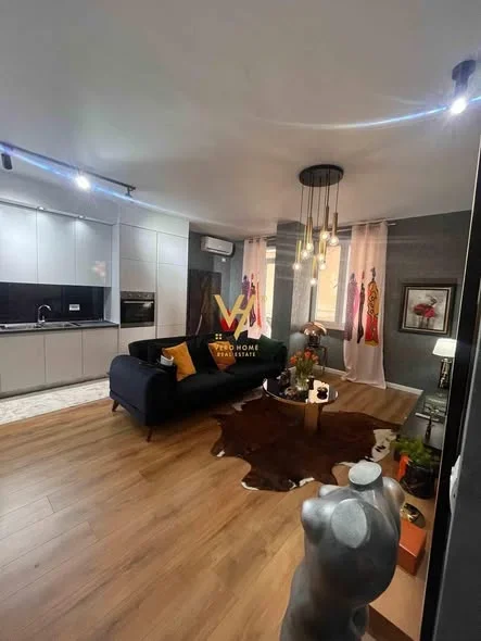 Tirane, jepet me qera apartament 1+1+Ballkon Kati 6, 77 m² 850 € (21 DHJETORI)