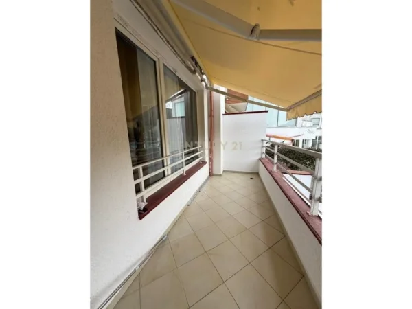 Tirane, jepet me qera apartament duplex Dublex Kati 1, 120 m² 1.100 € 