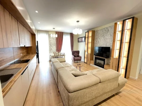 Tirane, jepet me qera apartament 2+1 Kati 3, 105 m² 800 € (Medreseja)