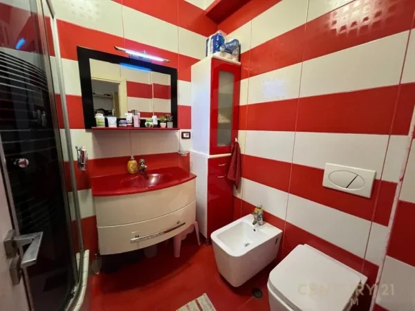 Tirane, jepet me qera apartament 2+1 Kati 8, 85 m² 600 € 