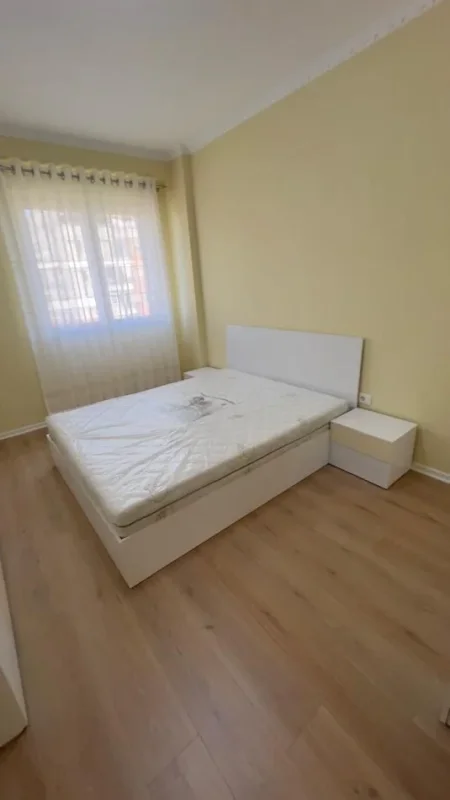 Tirane, jepet me qera apartament 2+1+Ballkon Kati 4, 95 m² 550 € (Grand Gallery) Yzberisht