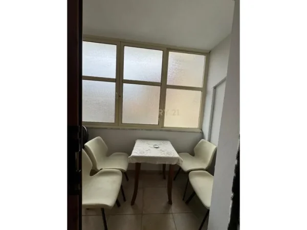 jepet me qera apartament 1+1 , 45 m² 450 € (PRANE Gjimnazit PETRO NINI)