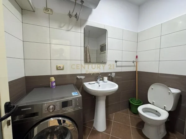 Tirane, jepet me qera apartament 2+1 Kati 1, 85 m² 600 € 