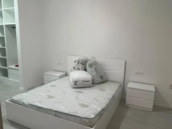 Tirane, jepet me qera apartament 1+1 Kati 2, 65 m² 550 € (River rezidenc)