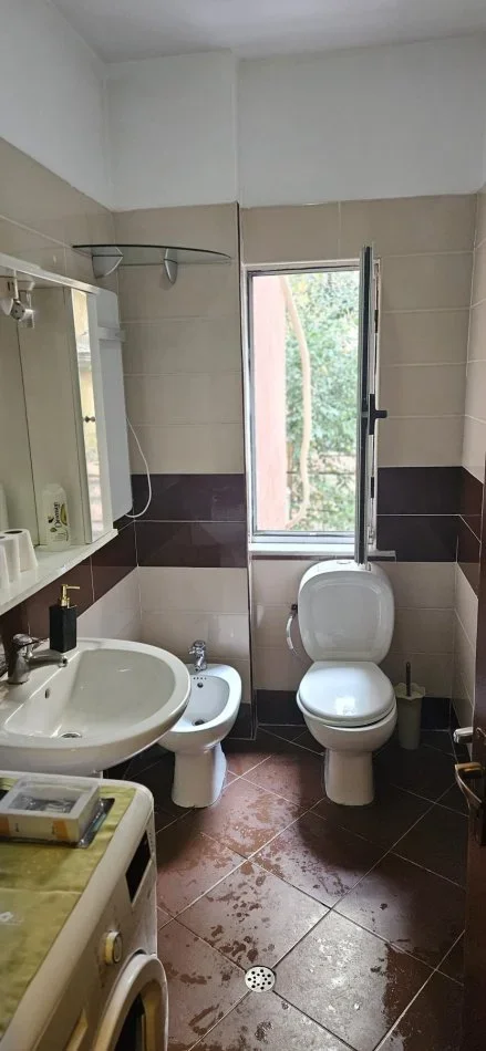 Tirane, jepet me qera apartament 2+1 Kati 1, 100 m² 700 € (Blloku)