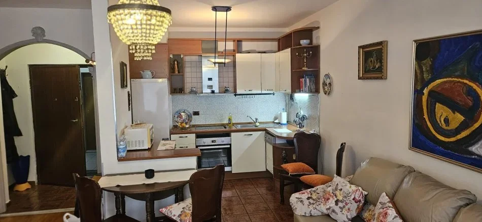 Tirane, jepet me qera apartament 2+1 Kati 1, 100 m² 700 € (Blloku)