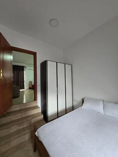 Tirane, jepet me qera apartament 1+1 Kati 2, 58 m² 380 € (kinostudio , porcelan)