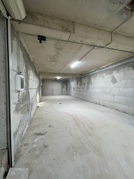 Tirane, jap me qera magazine Kati 0, 217 m² 1.800 € (Autostrada Tirane-Durres)