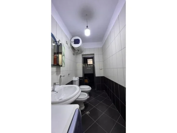Tirane, jepet me qera apartament 2+1 Kati 1, 109 m² 650 € 