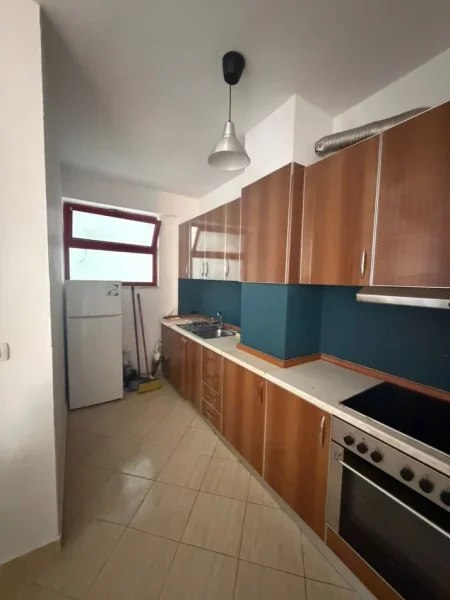 Durres, jepet me qera apartament 2+1+Ballkon Kati 7, 90 m² 400 € (Ambulanca Qendrore)