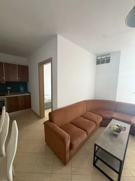 Durres, jepet me qera apartament 2+1+Ballkon Kati 7, 90 m² 400 € (Ambulanca Qendrore)