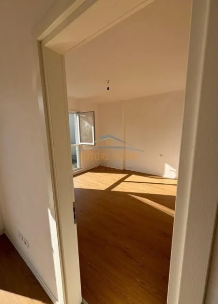 Tirane, jepet me qera apartament 2+1 Kati 1, 83 m² 400 € (Univers City)